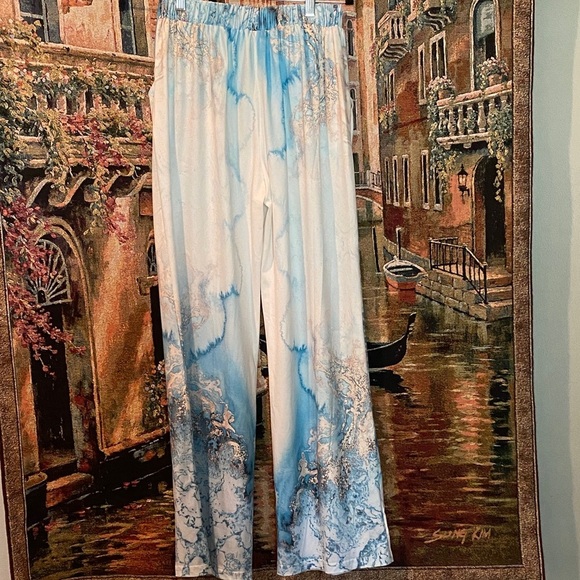 Elegant Blue and White Women's Sleepwear Set - Picture 2 of 3